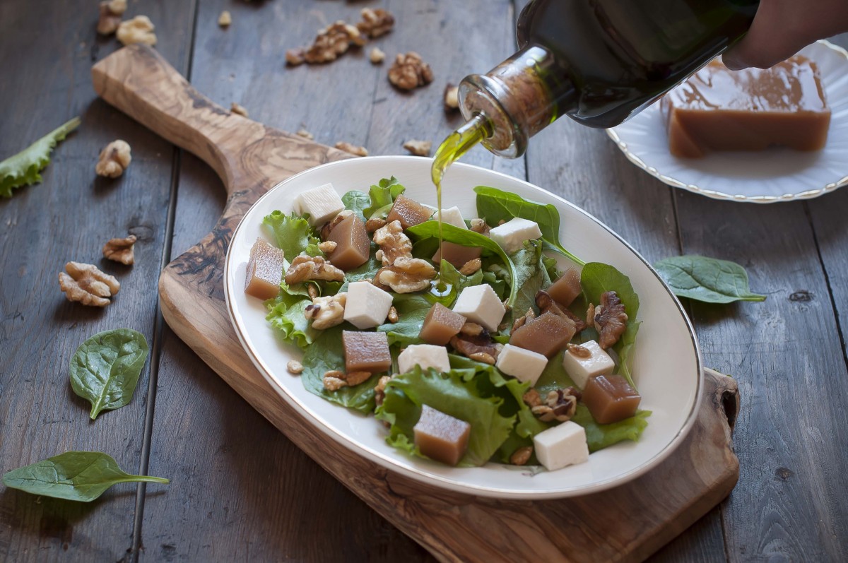 green salad with quince, cheese and walnuts