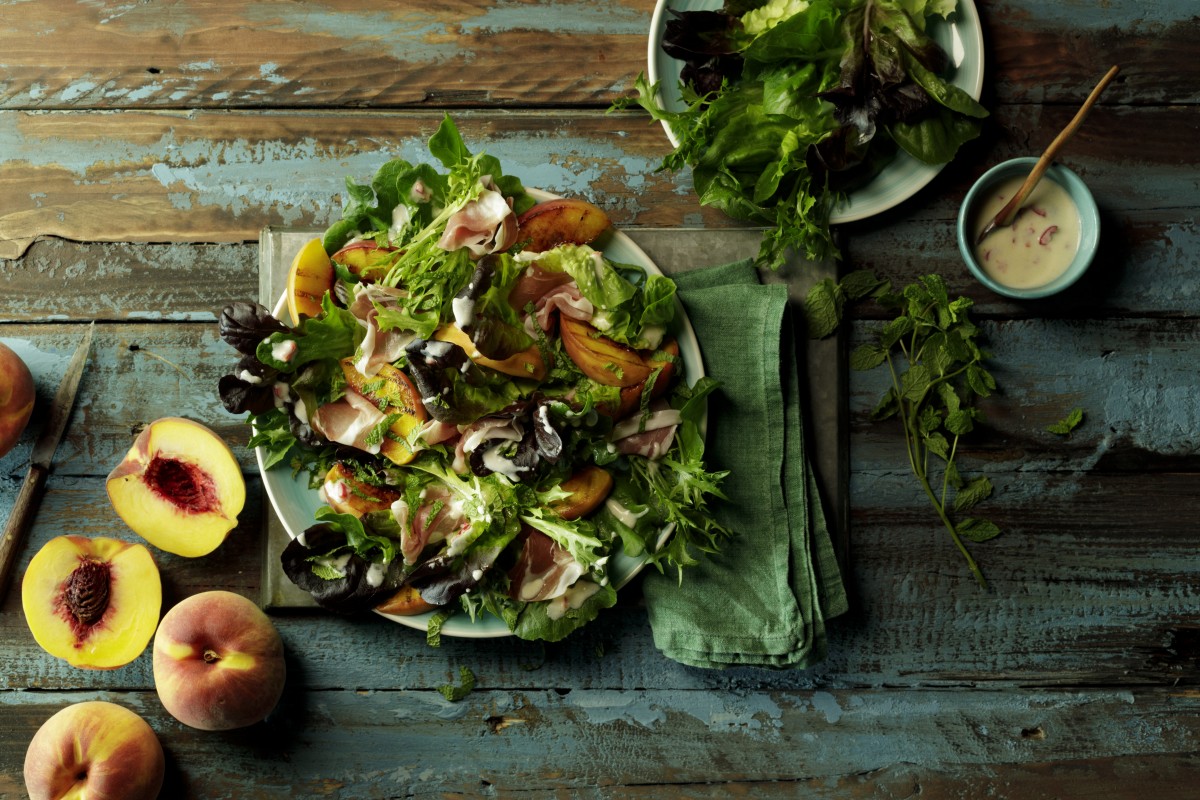 Salad of grilled peach with prosciutto and yoghurt dressing
