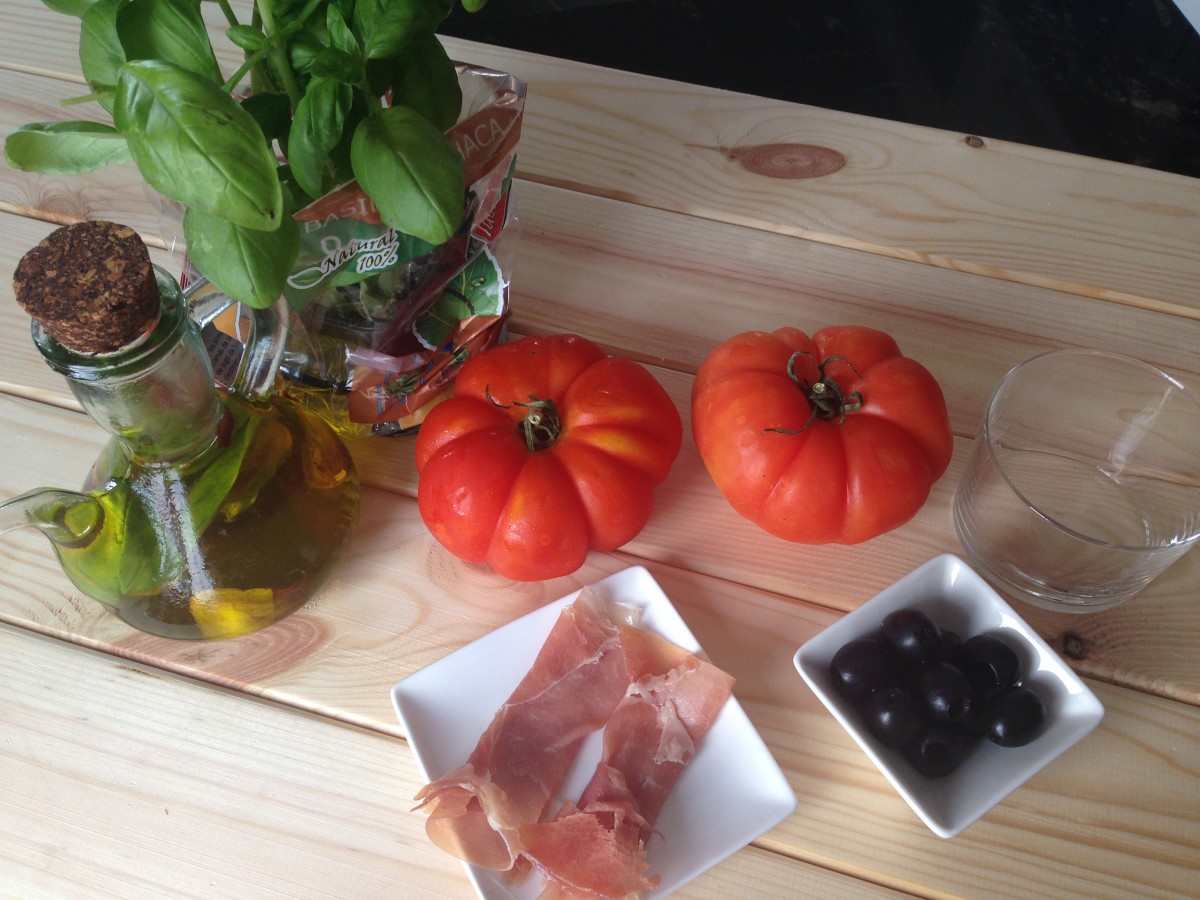 Ingredients for a Spanish salad with crispy ham, tomato and basil