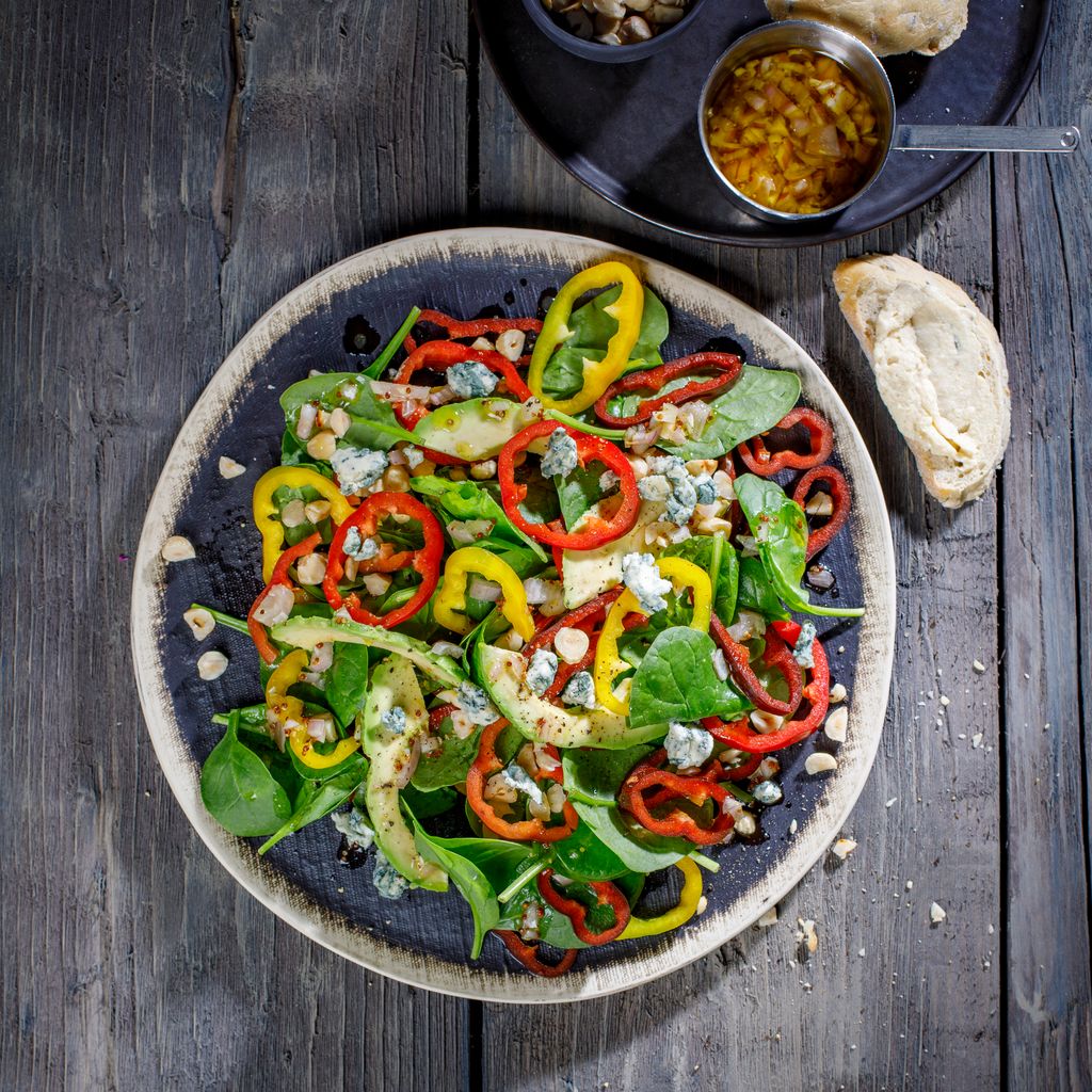 Spinach salad with sweet pointed pepper