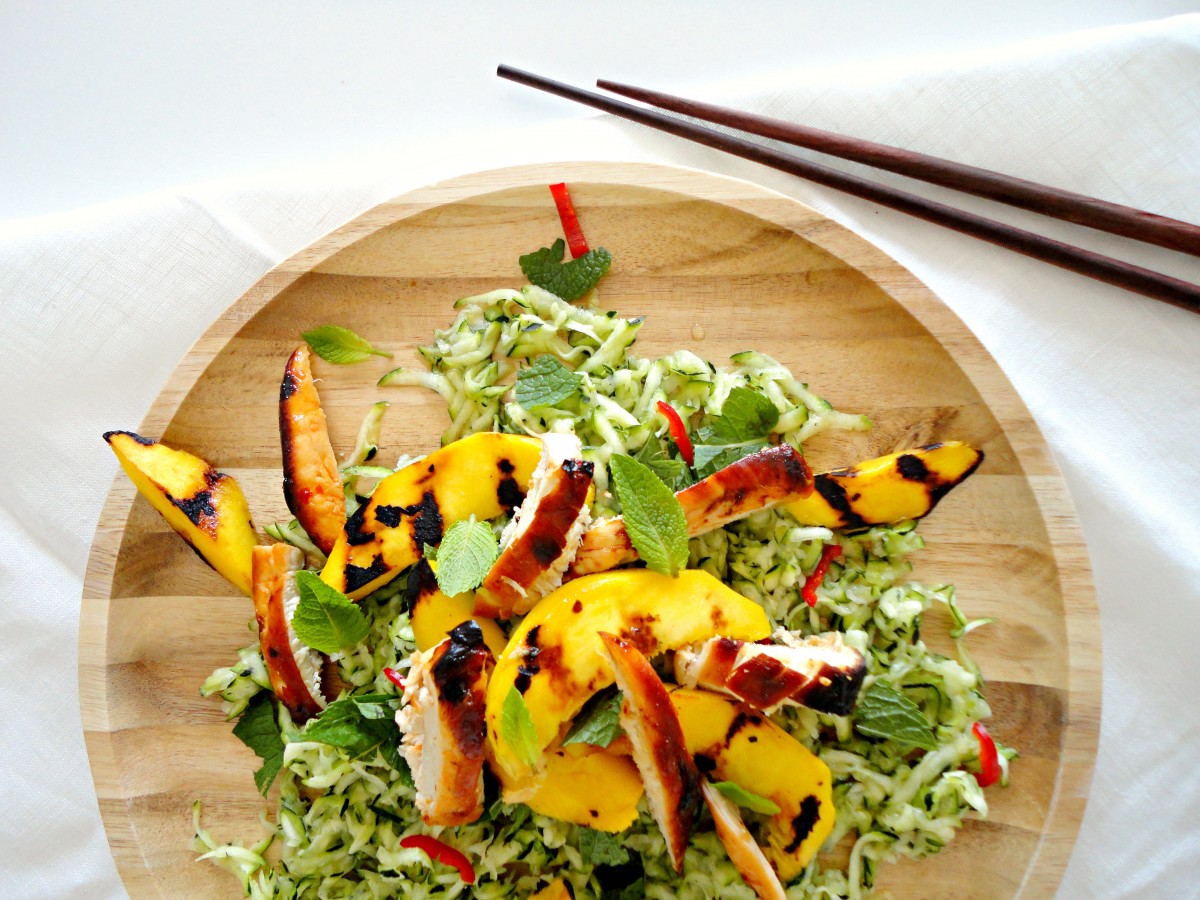 Tropical salad with zucchini, grilled mango and spicy chicken
