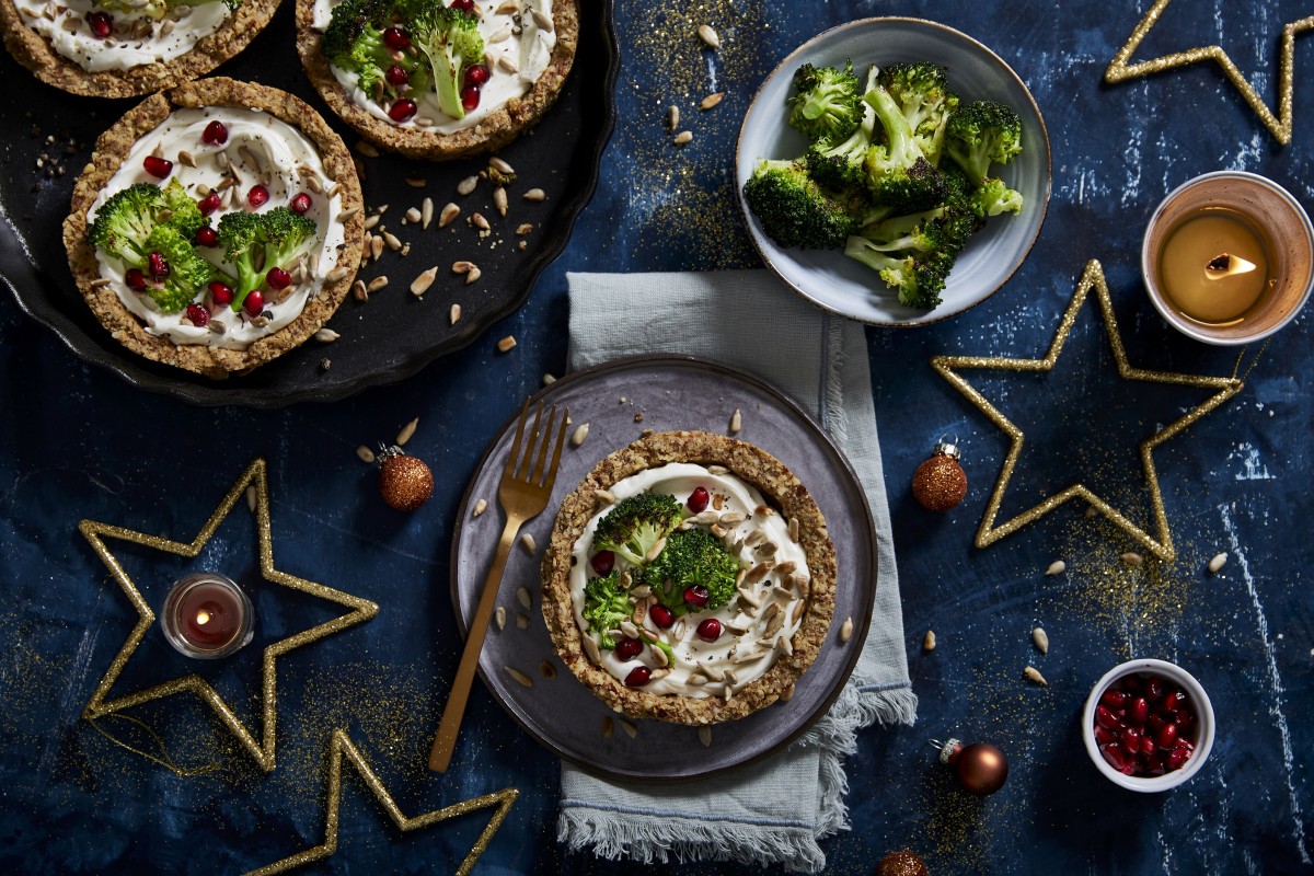 Amandeltaartjes met broccoli en granaatappelpitjes