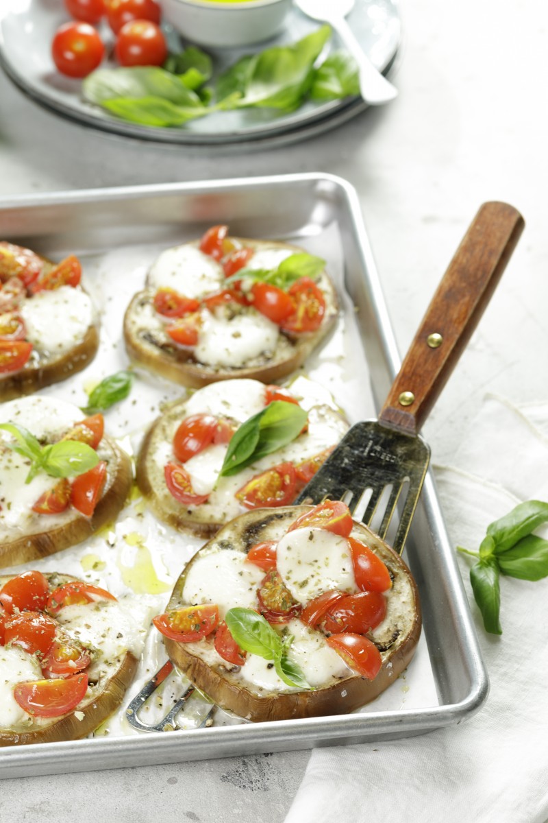 Aubergine pizettes met cherrytomaatjes, mozzarella en basilicum