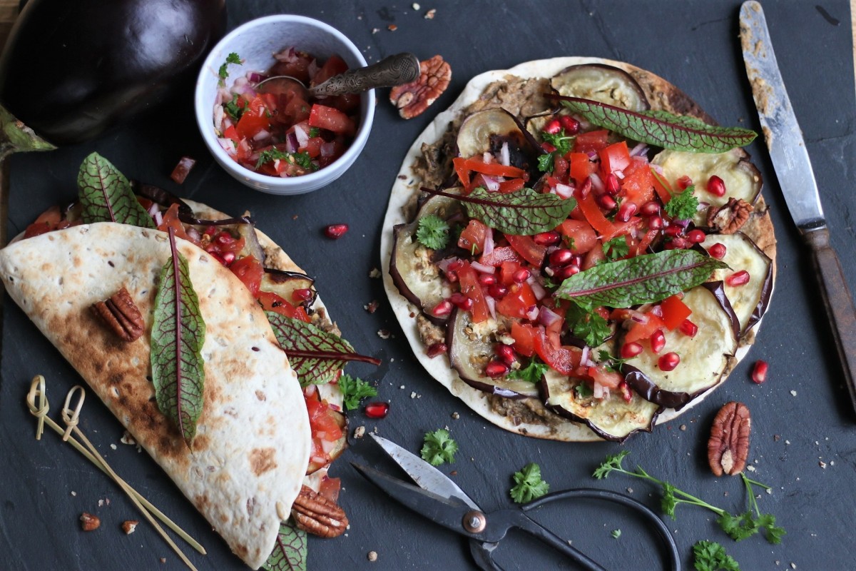 Vegetarische Wraps mit Baba Ganoush, Auberginen und Tomaten-Granatapfel ...