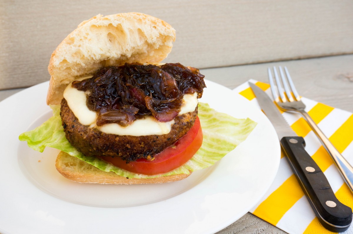 Aubergineburger met gekarameliseerde ui