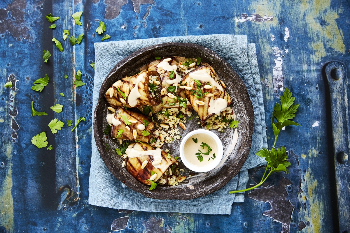 Auberginerolletjes met bulgur en tahini dressing