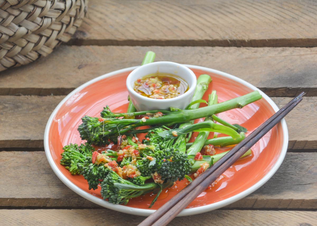 Broccoletti di rapa al vapor con vinagreta asiática