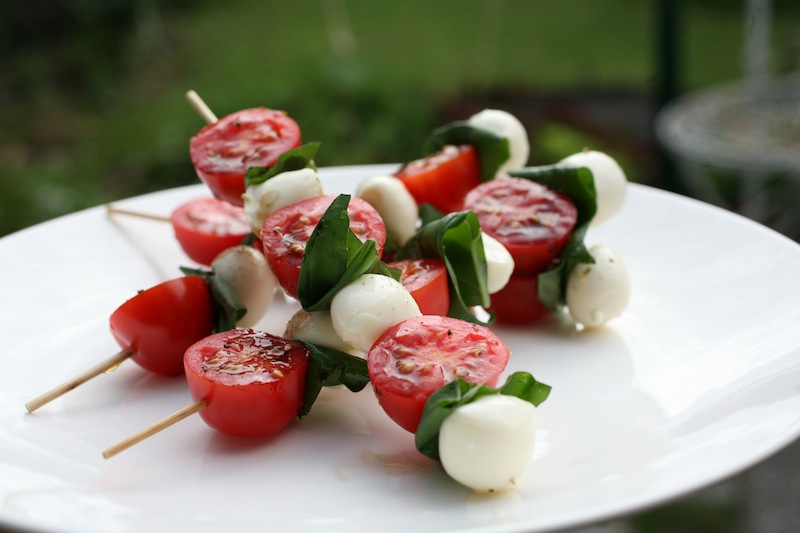 barbecue kebabs with tomato, bocconcini and basil