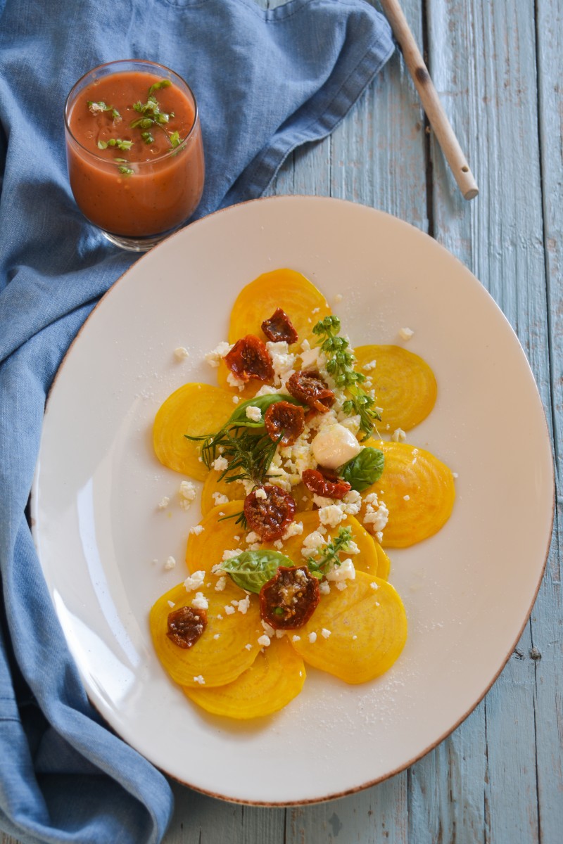 Carpaccio de remolacha amarilla con toque Mediterráneo