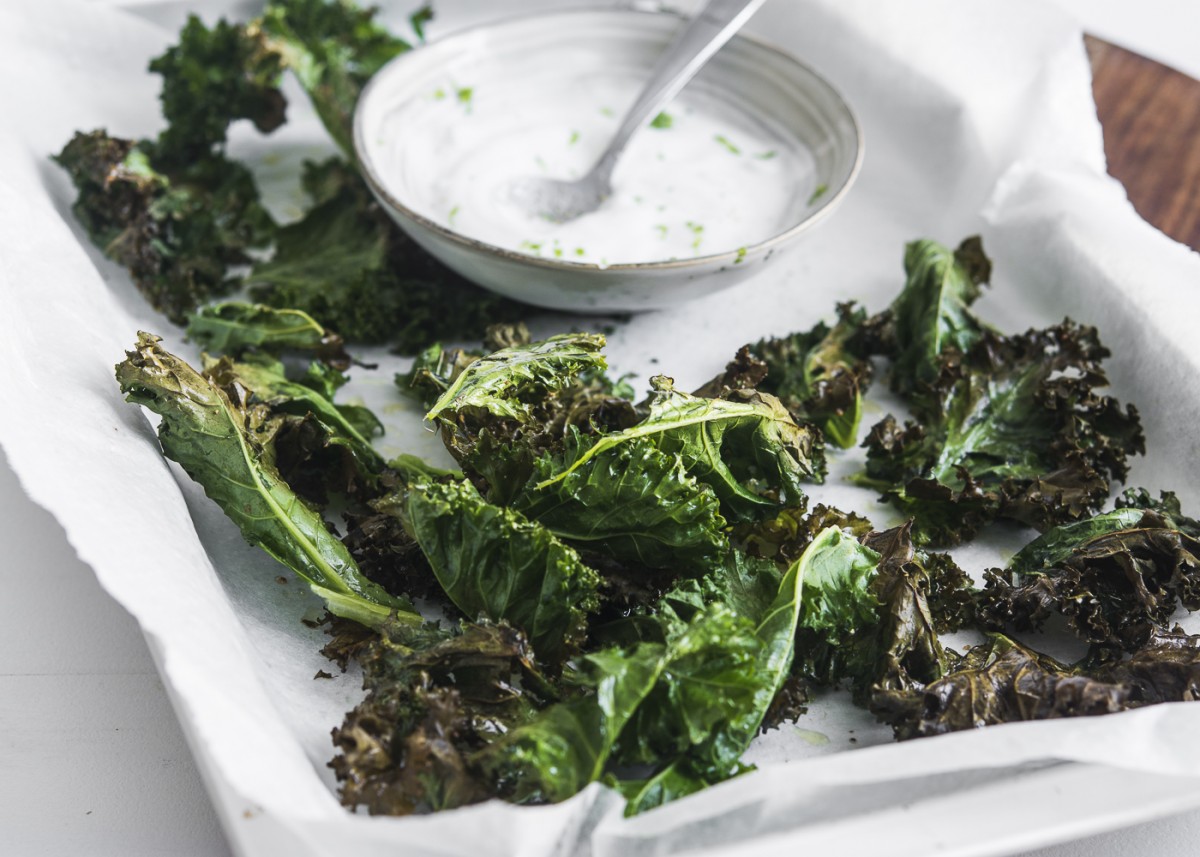 Chips de Kale picantes con salsa de tahini 