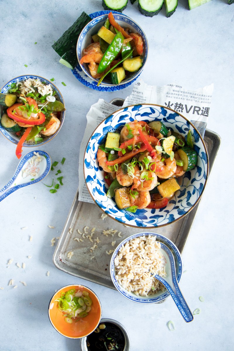 Chop soy met garnalen, wokkomkommer, rode paprika en peultjes