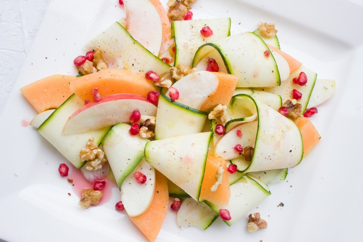 Courgettelinten met appel, meloen, granaatappelpitjes en walnoten