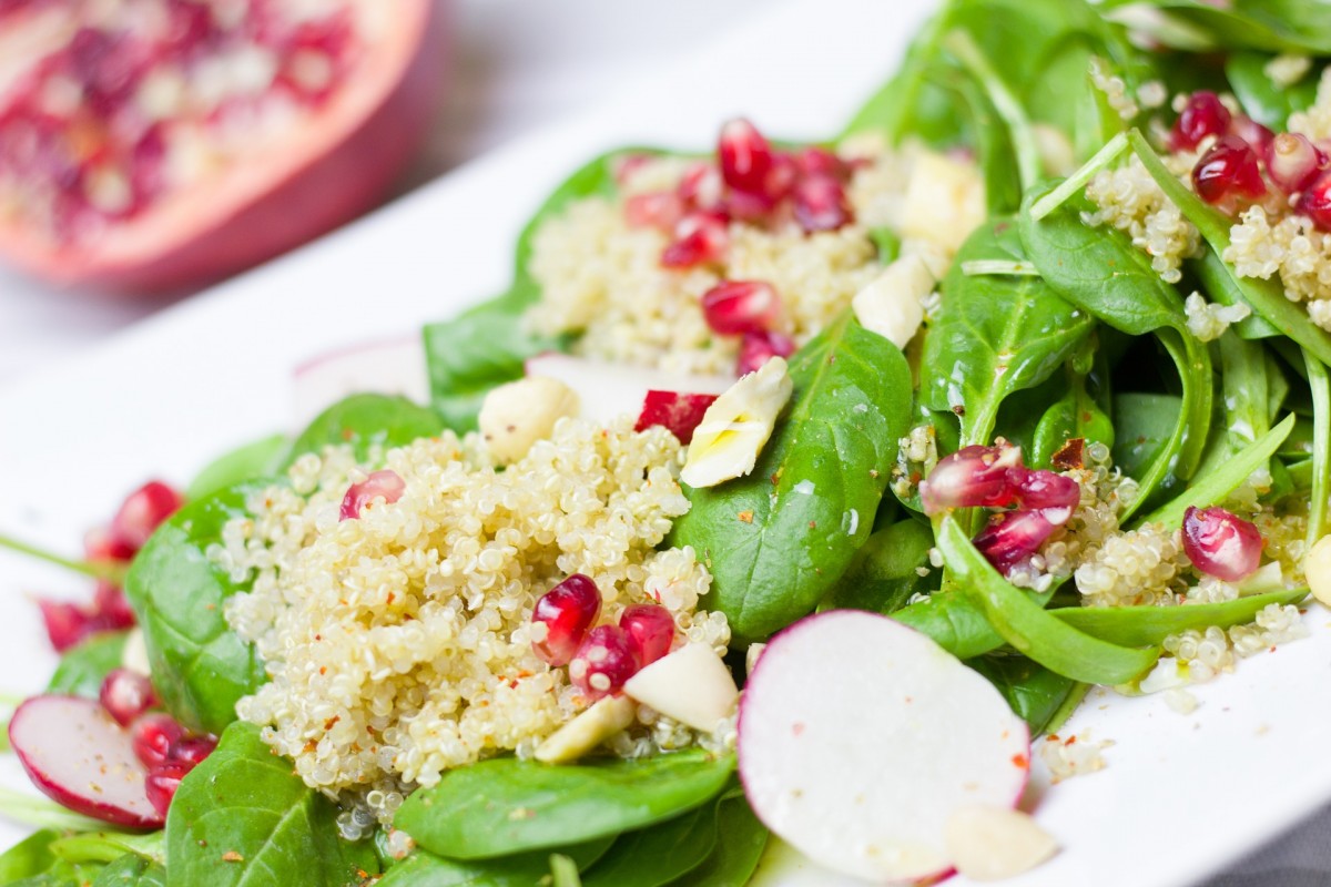 Couscous salade met babyspinazie, radijs en granaatappelpitjes