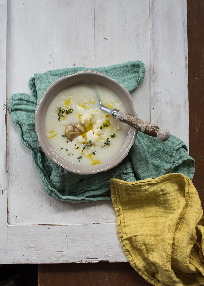 Crema fría de ajo ahumado y coliflor