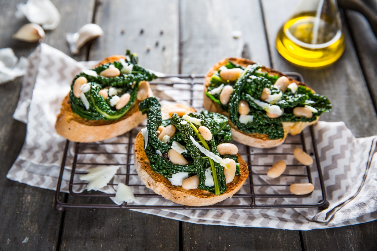 Crostini with kale and white beans 