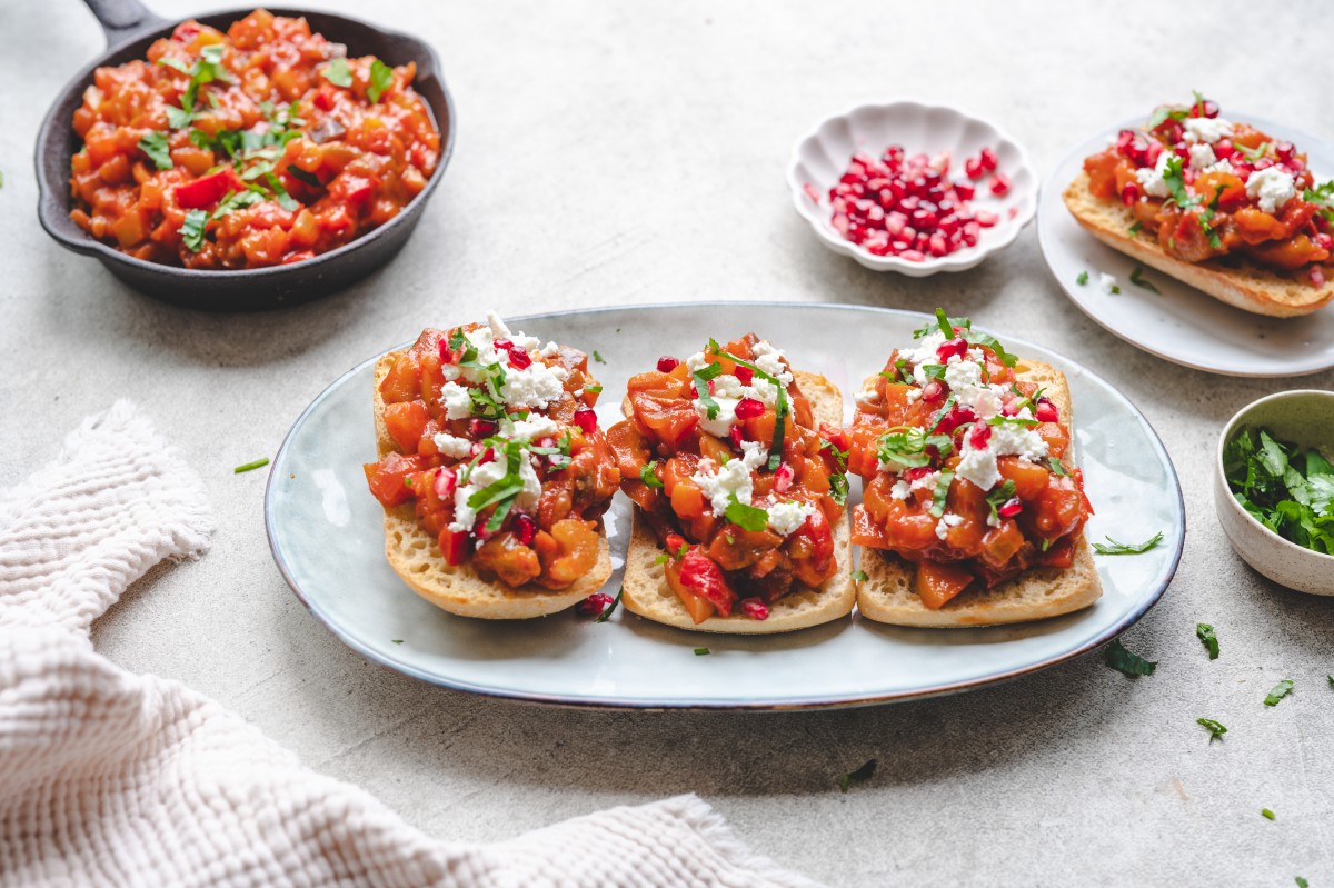 Zomerse caponata met perzik en appel