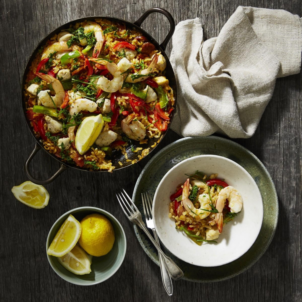 Paella met garnalen, chorizo en tomaten