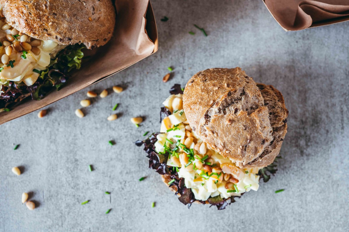 Volkorenbollen met eiersalade met een paprikatwist en knapperige lollo rossa