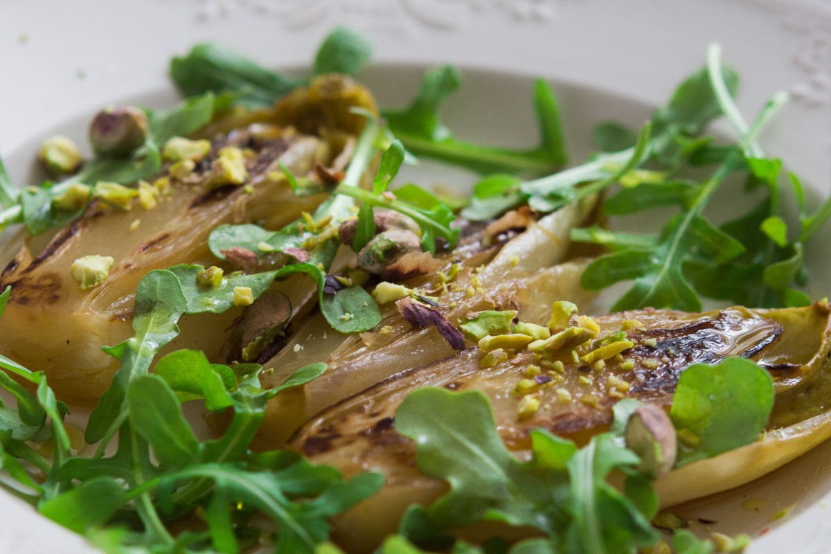 Endivias a la plancha con rúcula y pistachos