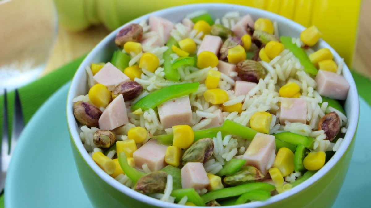 Lichte rijstsalade met groene paprika, mais, kalkoen en pistachenootjes