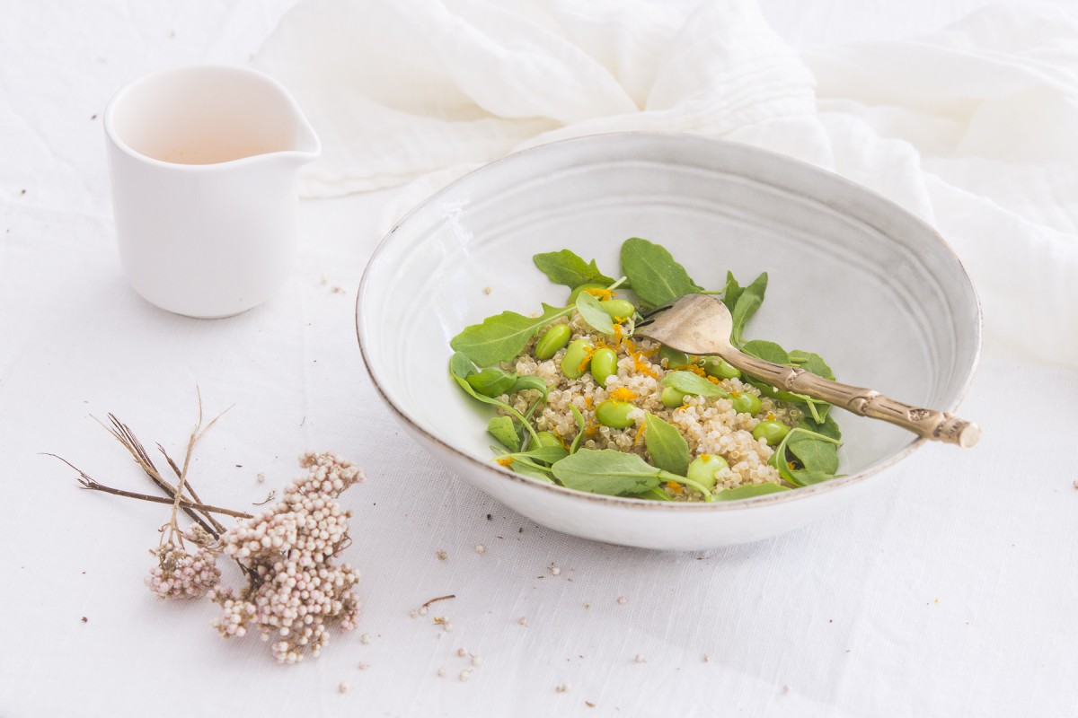 Ensalada de quínoa con edamame y aliño de naranja