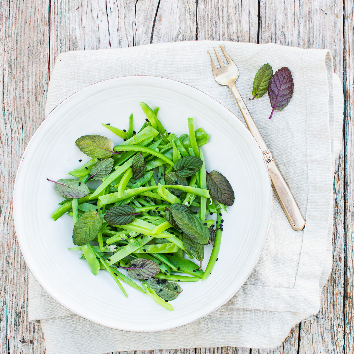 Ensalada de tirabeques y hierbabuena 