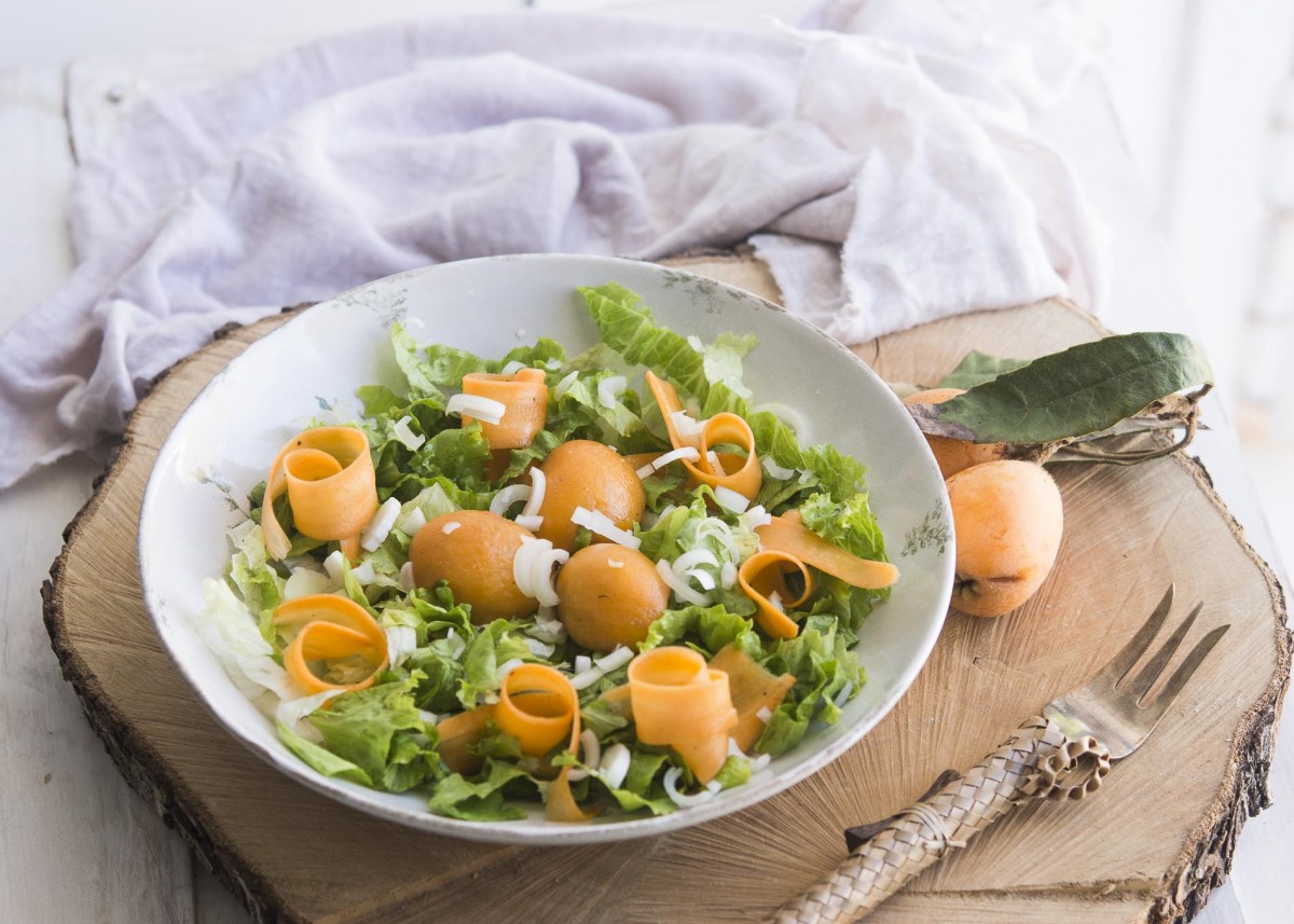 Ensalada de zanahorias y nísperos