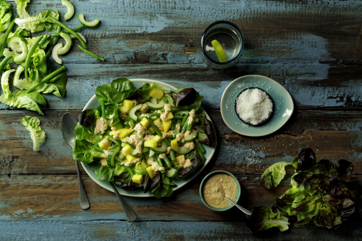 Exotische groene salade met boontjes, komkommer, mango en kokosdressing