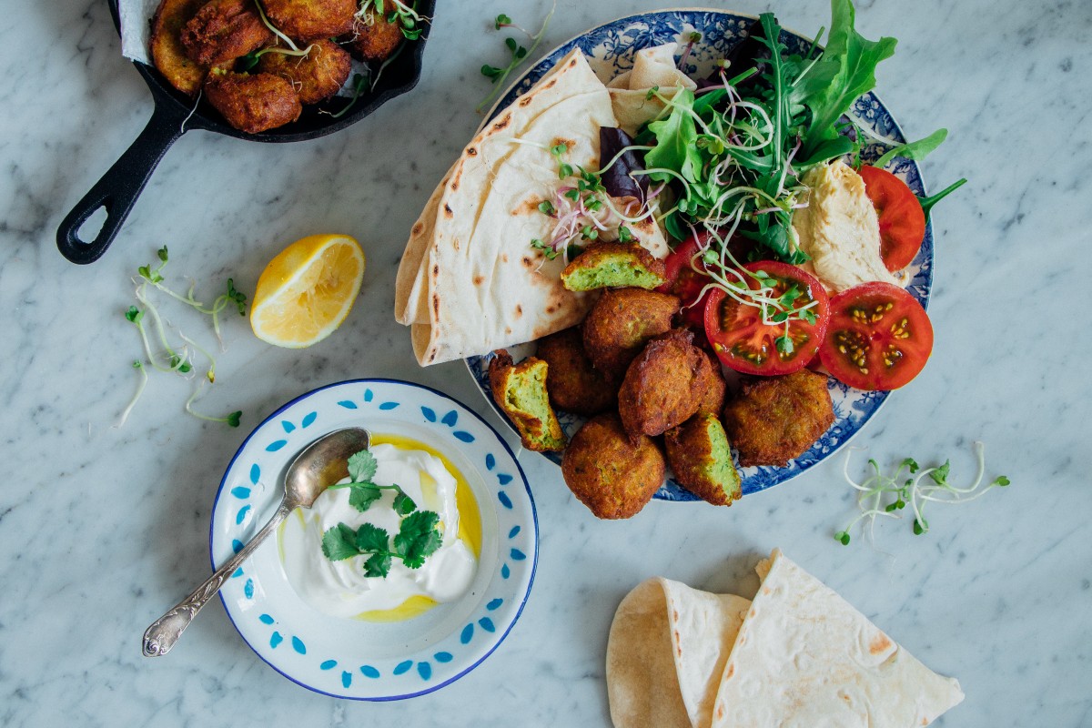 Falafel van bloemkool met Libanees platbrood, tomatensalade en yoghurtdip