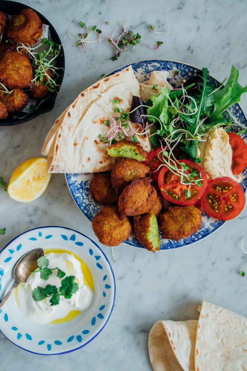 Falafel van bloemkool met Libanees platbrood, tomatensalade en yoghurtdip