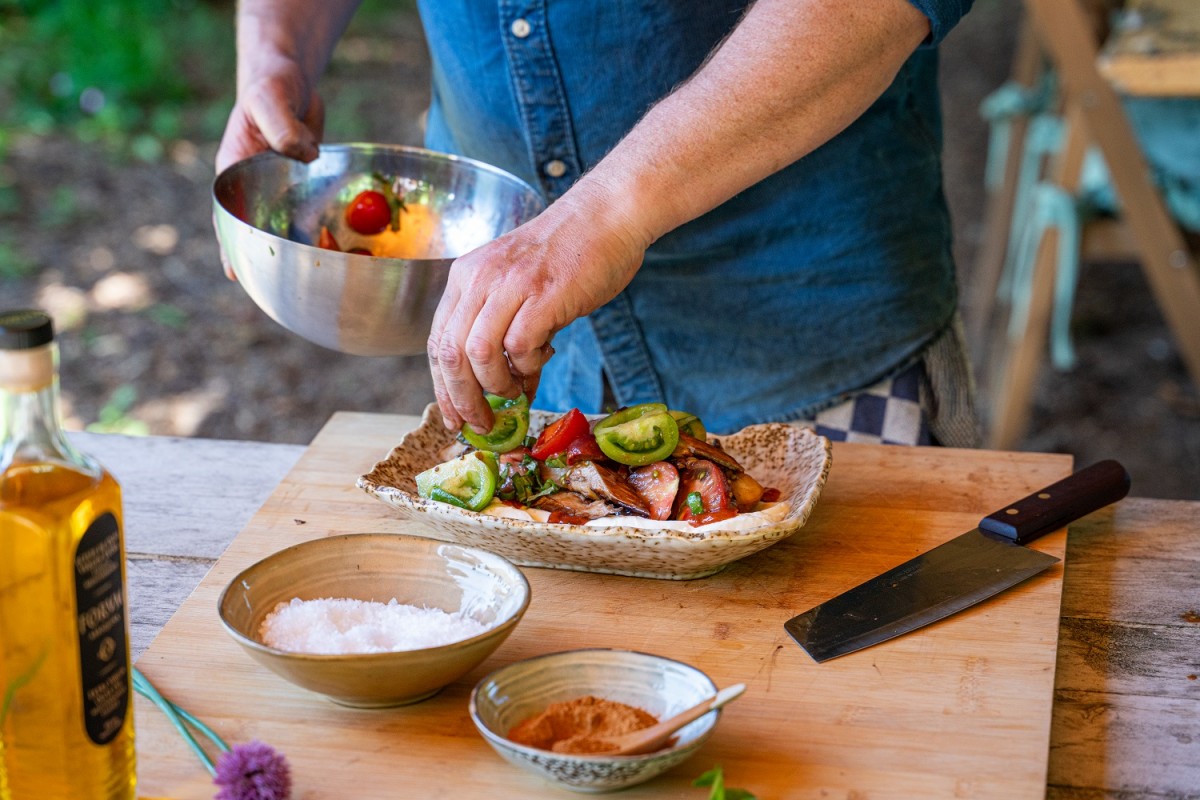 Fresh tomato salad with grilled eggplants