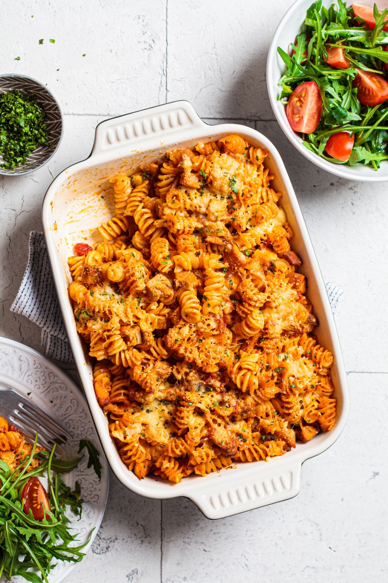 Gegratineerde pasta met courgette en kip