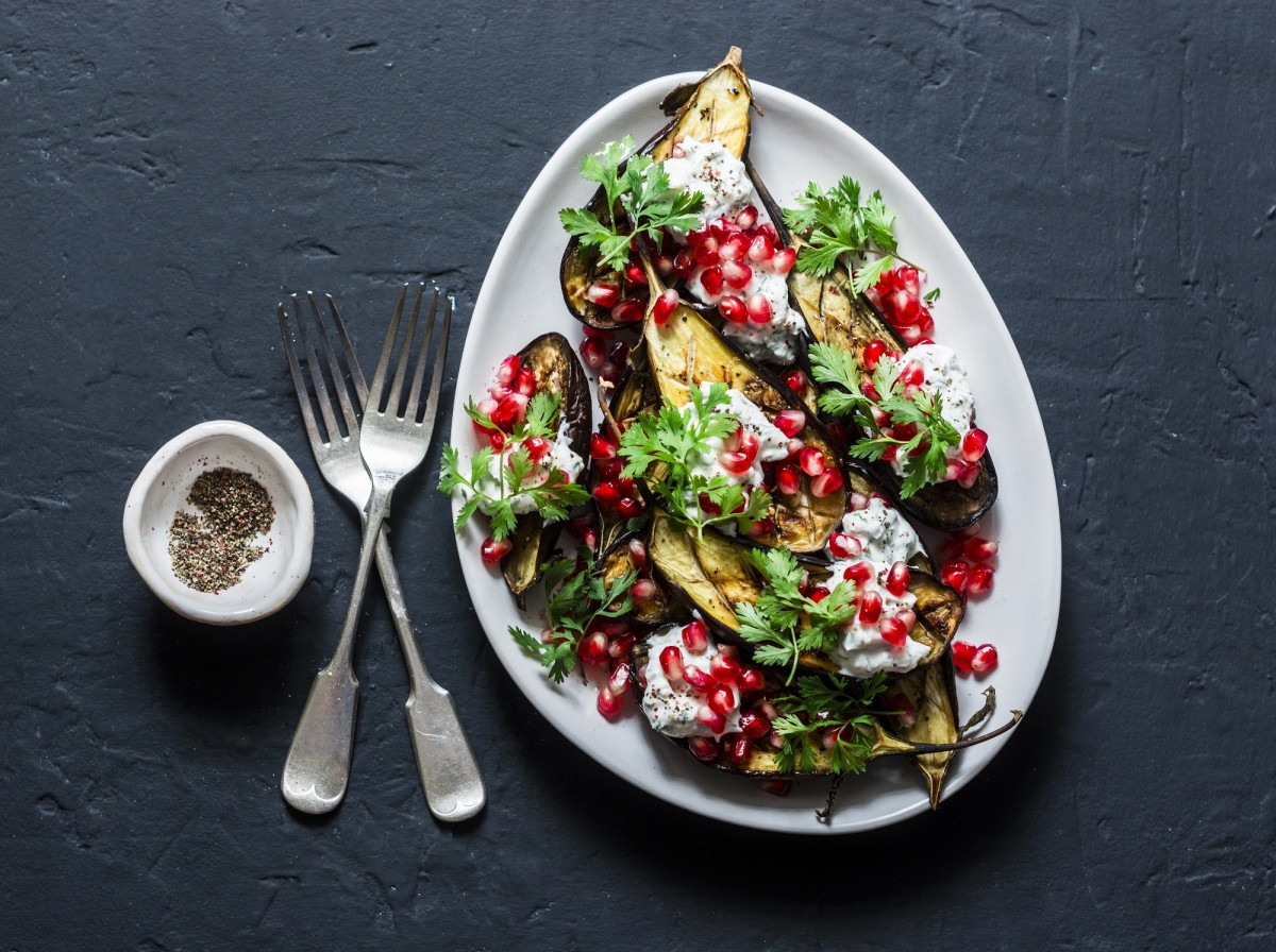 Gegrilde aubergine salade met granaatappelpitjes, munt en een tahini citroen dressing