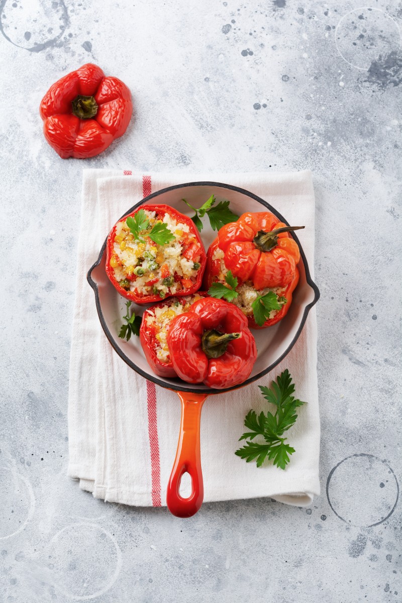 Gevulde paprika’s met rijst en yoghurtsaus