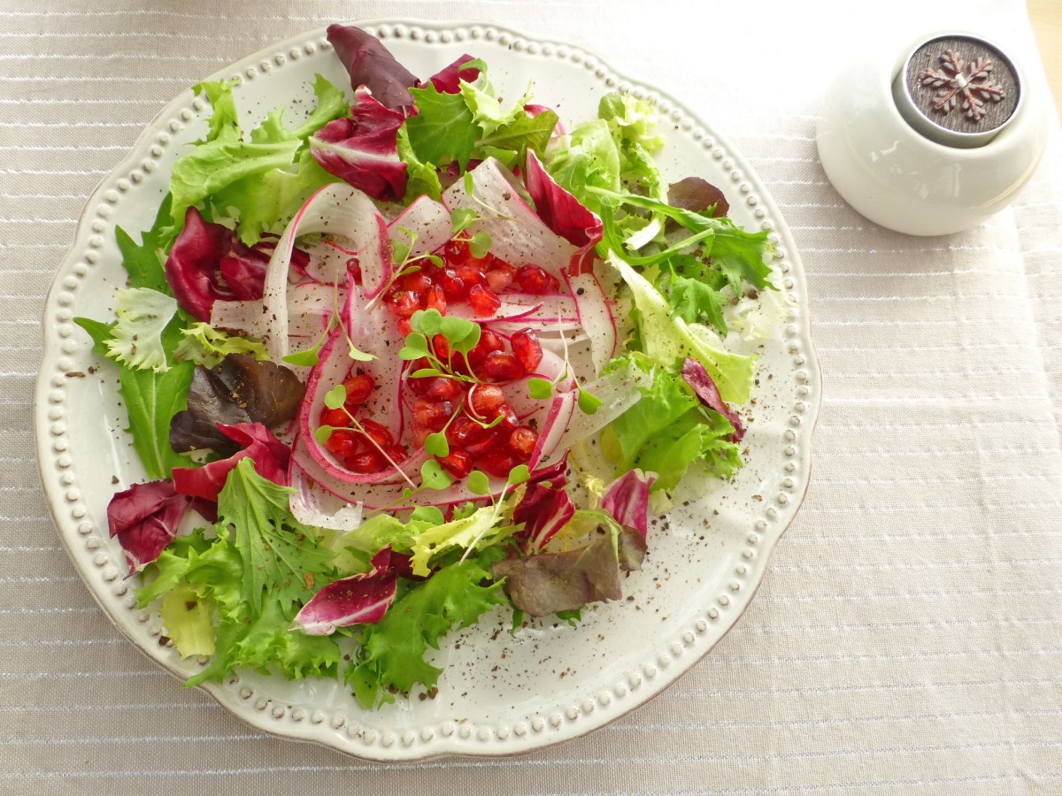 Gezonde salade met granaatappelpitjes en radijs