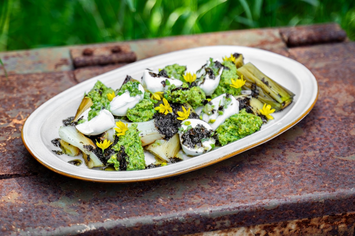 Grilled leeks from the open fire with pistachio romesco