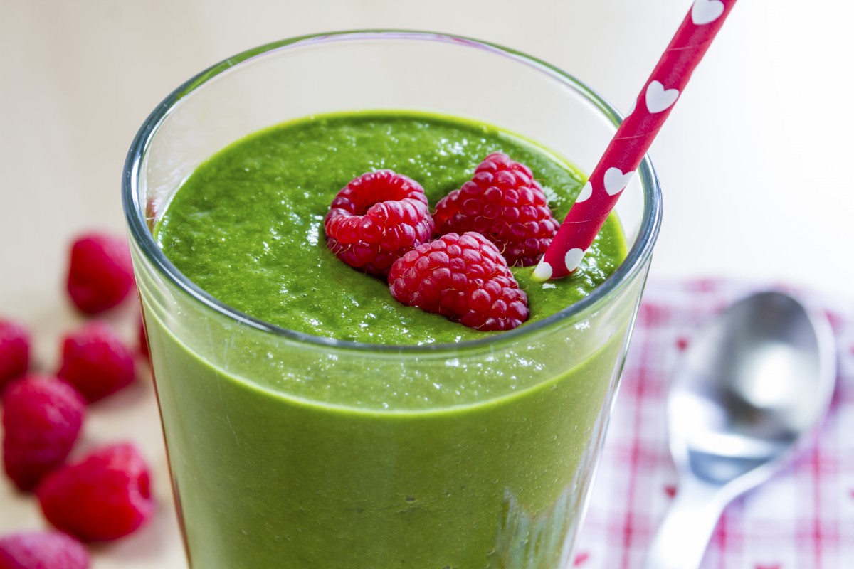 Groene smoothie met spinazie en frambozen