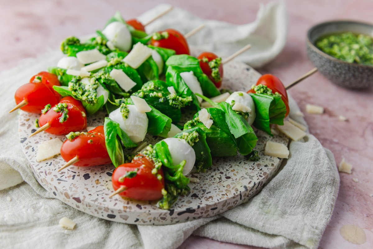 Capresehartjes met mini-komkommertjes en pesto