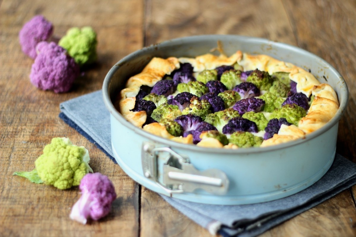 Hartige taart met paarse- en groene bloemkool