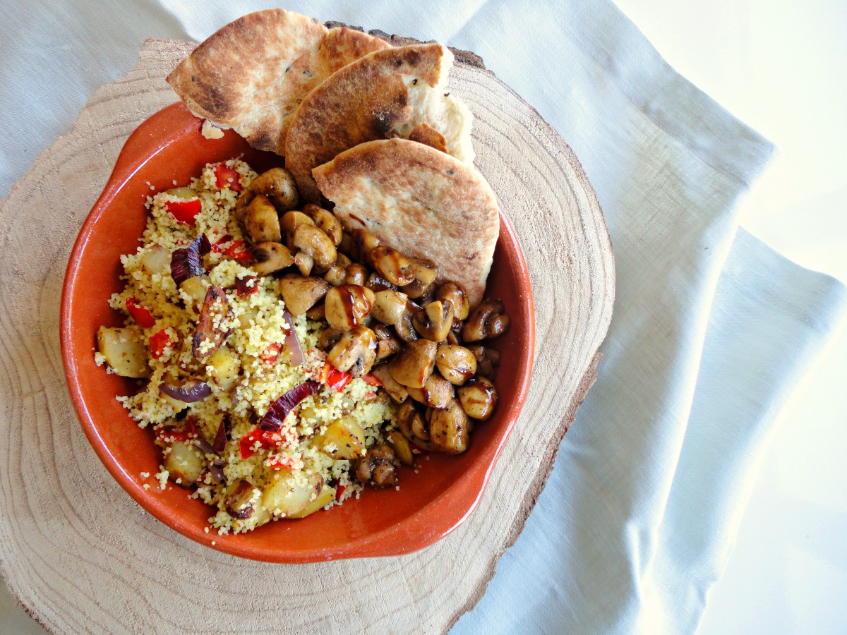 kruidige couscous met zoete aardappel en champignons