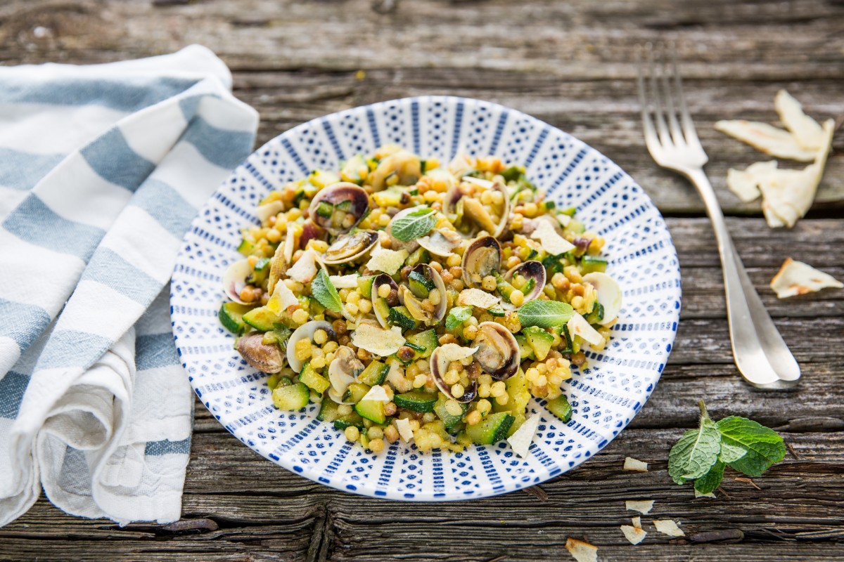 Italiaanse pasta met courgette, schelpen en verse munt