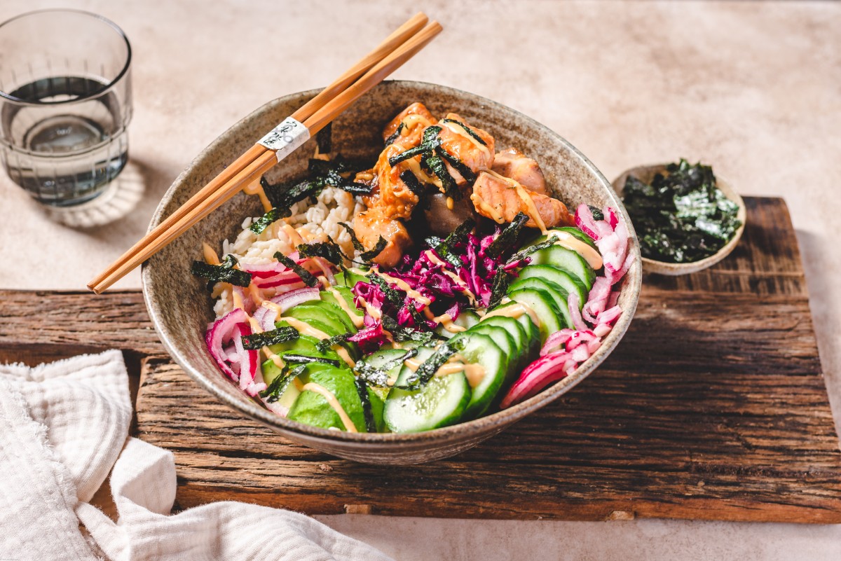 Zalmbowl met zeewier en zoetzure groenten