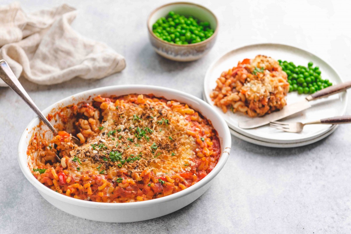 Snelle mac and cheese met rode paprika en courgette