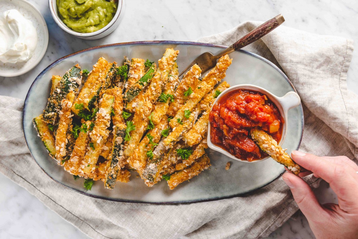 Courgettefrieten met een pittig sausje