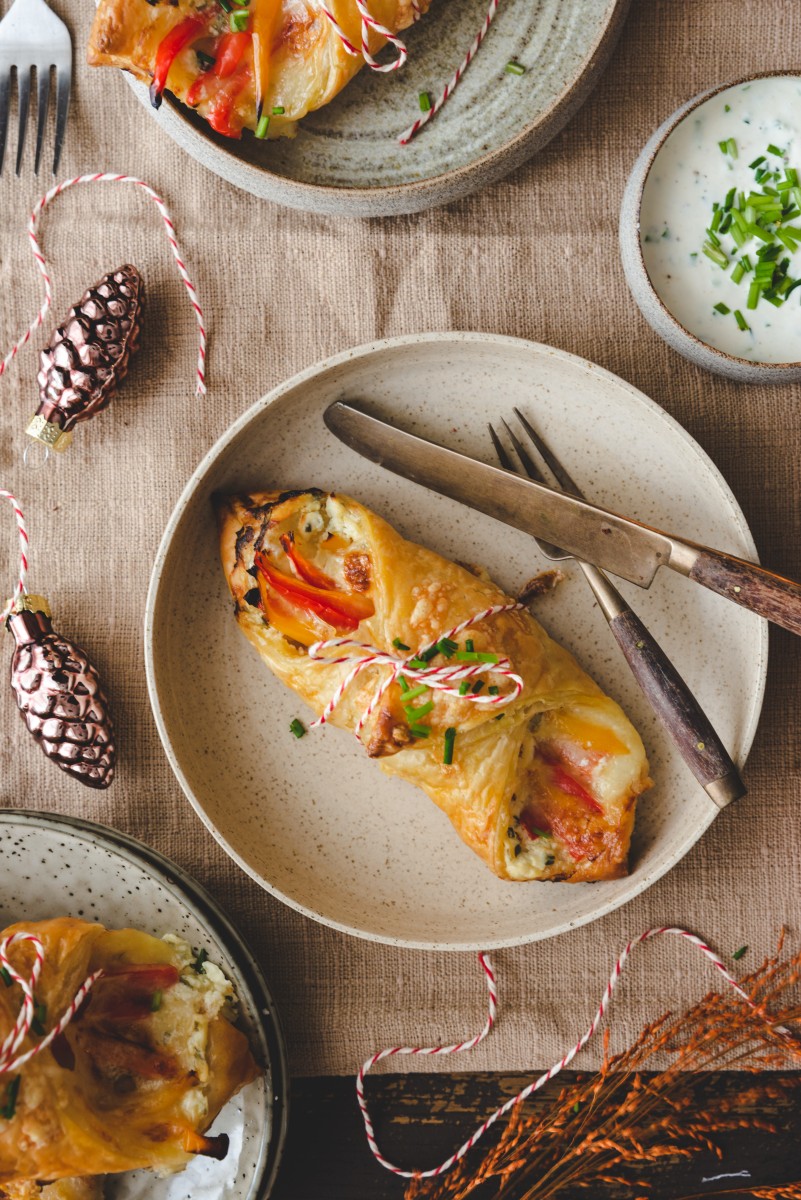 Bladerdeegpakketjes met paprika, ham, kaas en mieriksworteldip 