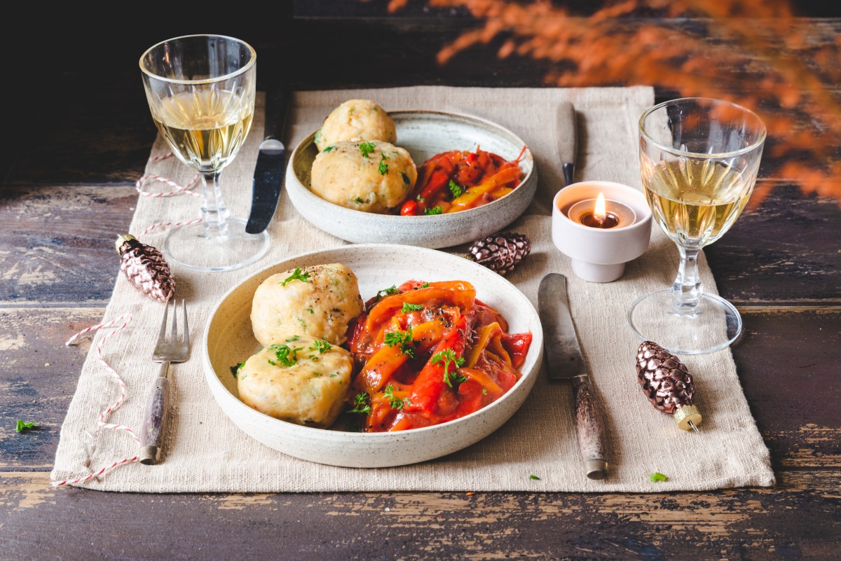 Knödel met zachtgegaarde, ovengeroosterde puntpaprika