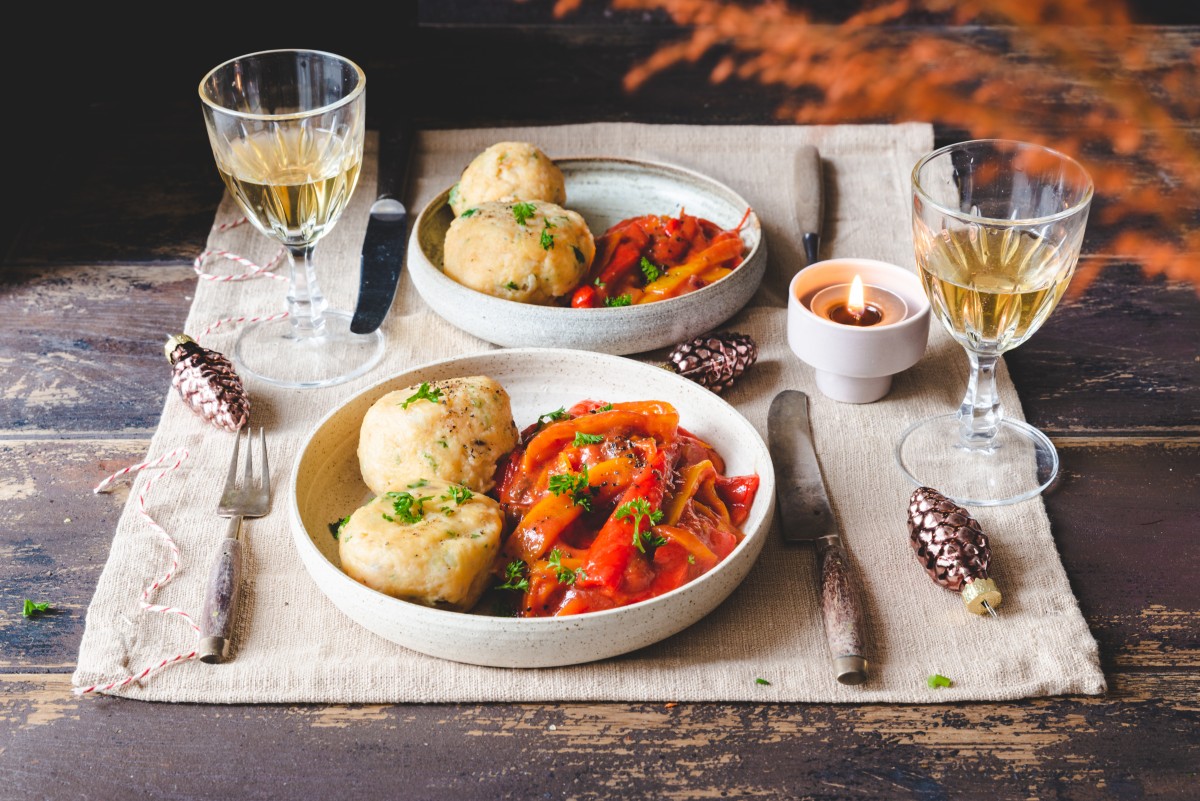 Knödel met zachtgegaarde, ovengeroosterde puntpaprika 