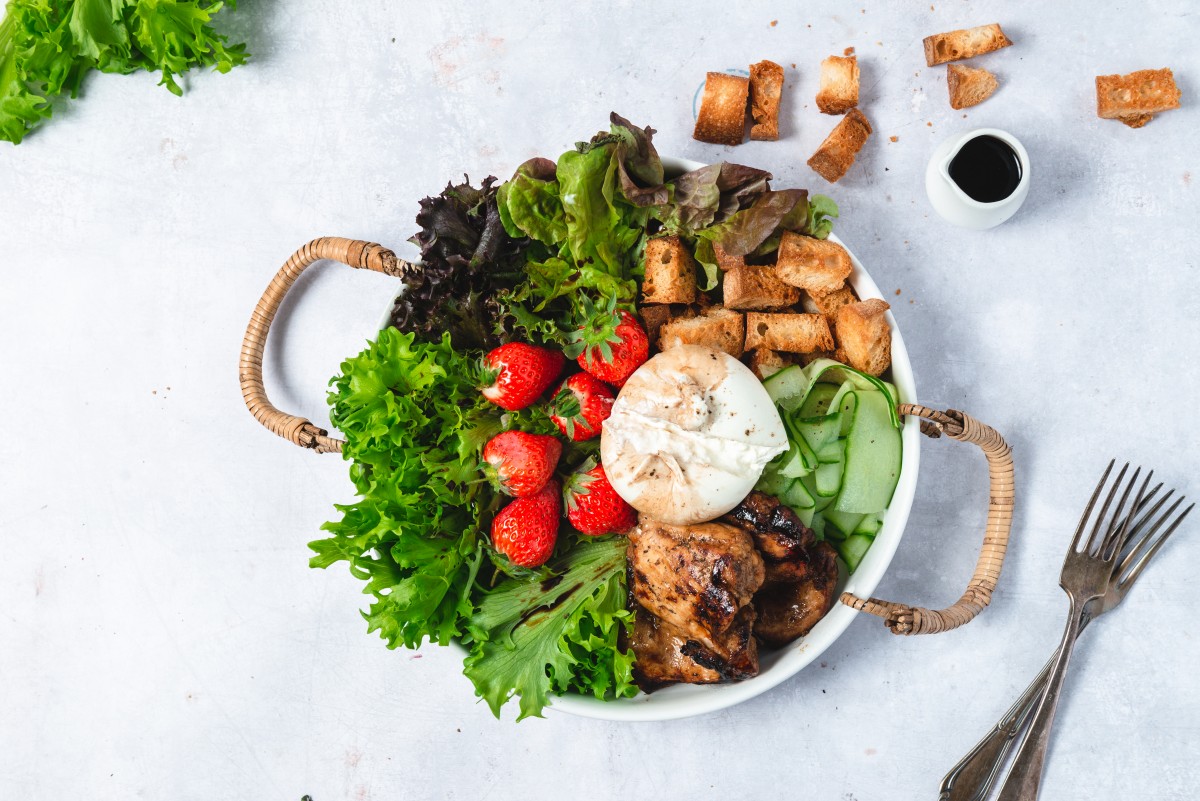 Snelle salade met balsamicokip, aardbeien en croutons