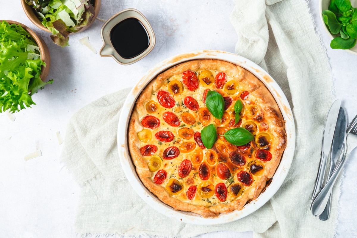 Makkelijke tomatenquiche met Italiaanse salade