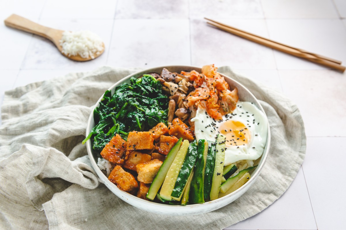 Bibimbap met wokkomkommer en crispy tofu